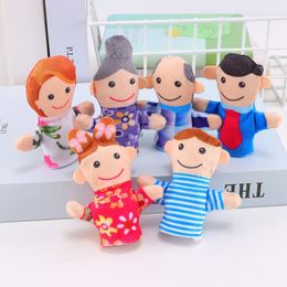 Marionnettes 6 pièces enfants jouet apaisant tissu doux Parent enfant éducation Communication famille doigt poupée en peluche 230907