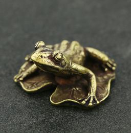 Ornement de grenouille d'étang en feuille de lotus en cuivre pur