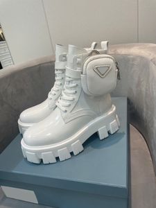 Botas de mujer de color blanco puro con diseño de logotipo triangular con decoración de bolsa pequeña suela gruesa zapatos clásicos resistentes al desgaste