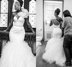 Vestidos blancos puros de la sirena para el vestido de boda nupcial de Peplum de un hombro Sheer Back Barridos del tren Pliegues por encargo vestidos de boda atractivos de Afraic