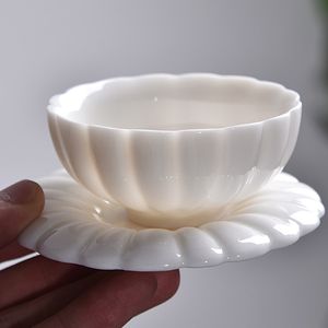 Taza de té puramente blanca taza de té de pétalos dibujada a mano en taza de café de porcelana de marfil blanco mineral crudo con platillo