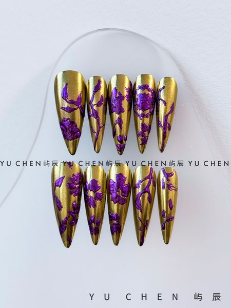 Arte de uñas morados y dorados, con armadura, encanto dibujado a mano, flores de estilo chino, año nuevo artesanal y elegante