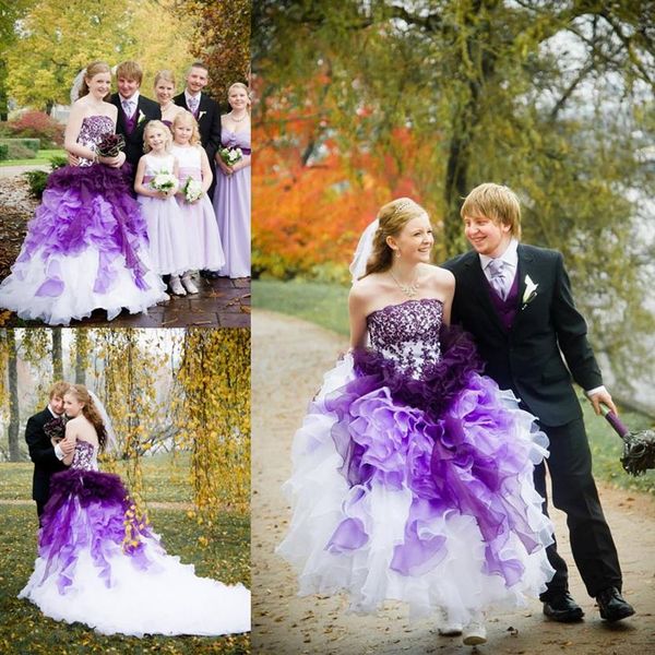 Robes de mariée gothiques Ombre violet et blanc sans bretelles avec des appliques en dentelle et en organza en cascade à volants chapelle train robe de bal Br250Y