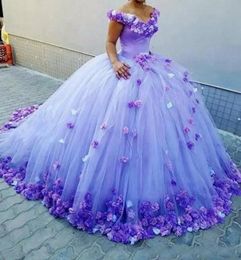 Robe de bal violette robes de Quinceanera avec des fleurs faites à la main sur l'épaule robe de mariée longue train à lacets dos robes formelles P6627776