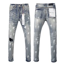 Paarse merk jeans modieuze en trendy verf gespikkelde Amerikaanse high street geperforeerde jeans