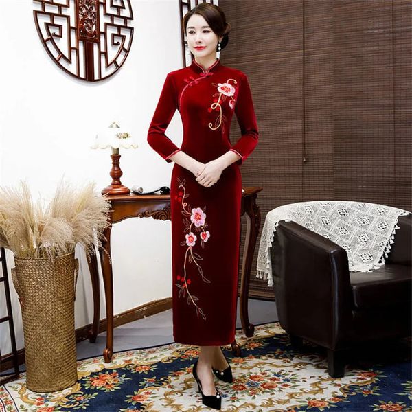 Robe traditionnelle chinoise Cheongsam violette, manches longues, en velours, Qipao, broderie de fleurs, 240220
