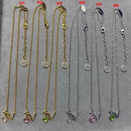 Cristal violet V lettre pendentif colliers femmes pull chaîne claviculaire collier bijoux de mariage accessoires cadeaux en gros au détail