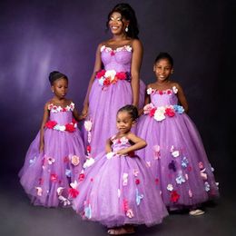 Robes de demoiselle d'honneur violettes, col transparent, robes de bal en Tulle à plusieurs niveaux, robe de demoiselle d'honneur, fleurs faites à la main, robes de soirée princesse perlées, robes de fille et de mère NF003