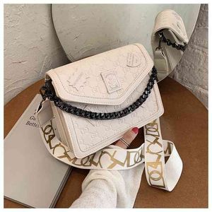 Purse Badge reliëf vrouwen nieuwe textuur stijl ketting brede schouderriem sling Shoulder Messenger kleine vierkante tas