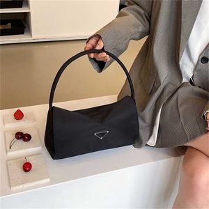 Purse Triangle Standard Bag Dames 2022 Nieuwe Nylon Oxford Small Bag Messenger sling een schouder okseltas Bag Outlet JY4A