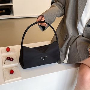 Sac à main Triangle Standard Sac Femme 2023 Nouveau Nylon Oxford Petit Messenger Sling Une épaule Aisselle OutletJY4A