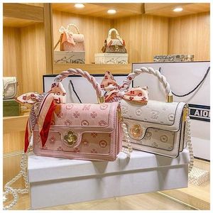 Liquidación de monederos, 70% de descuento, bufanda de seda para niña de verano, mensajero pequeño rosa en relieve, mujer fresca única