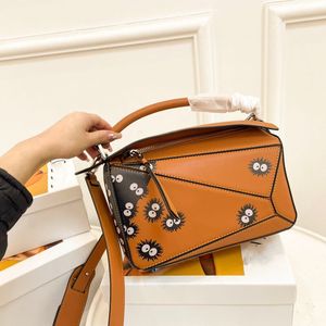 Puzzle Sac fourre-tout de luxe en cuir véritable Sac à main Oreiller Sacs à bandoulière Animation Masseur Bandoulière Loeweebag Spliced Leather Espagne Sac à main Large bandoulière 30 cm