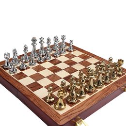 Puzzels metaal glanzende gouden zilveren bronzen schaakstukken Solid houten vouwbord hoogwaardige professionele spellen set 230323