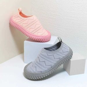Q6YV Sneakers Girls Boys Casual Shoes Baby Childrens Barefoot Sports Ademend gaas Non Slip Soft Soles Kindergraden D240515