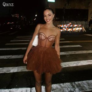 Qanz Vestidos cortos sexys para fiesta de tul marrón sin tirantes Mini volantes plisados vestido de cumpleaños para mujer de lujo 2023 240320