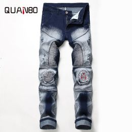 QAUNBO Marque Vêtements Hommes Jeans Nostalgie Moto Biker Trou Jeans Homme Slim Fit Droite Denim Designer Badge Ripped Jeans N820 201120
