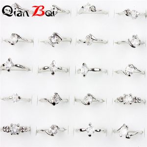 Qianbei Bloolesale Lots Job 500pcs White Crystal Rignestone Femmes Anneaux Engagement Party de mariage Cadeau Fashion Bijoux 240403