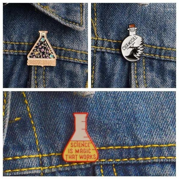 Joyería QIHE Science Bitch Pins broches insignias X la ciencia es magia que funciona taza de experimento regalo para amantes 1257F