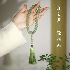 Qingqing Zijin Culturele speelse armband, gewikkeld om haar vingers in een zachte oude stijl.Ze bevat achttien zaadgebedskralen, armbanden en Hanfu