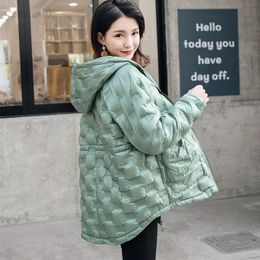 Qingwen invierno moda coreana con capucha suelta ligera 90% pato blanco abajo chaqueta mujer corta Casual Parka Streetwear abrigo L220725