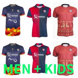 Qqq8 23 24 Cagliari Calcio Retro Voetbalshirts Kerst Zola Gobbi 2003 04 05 Joao Pedro Godin Nandez Centenary Heren Kids Kit Sokken Volledige