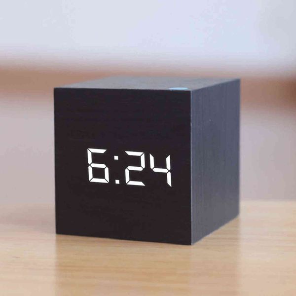 Réveil LED en bois numérique qualifié Bois Rétro Glow Clock Table de bureau Décor Commande vocale Snooze Fonction Outils de bureau 211111