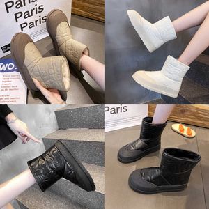 Bottes de qualité Sc Fashion Snow Femmes Hiver Semelle épaisse Peluche Nouvelle couleur unie Pieds courts à la mode