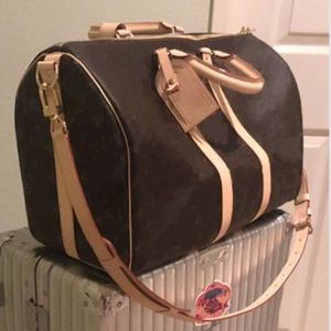 Qualité Designer Duffel Bag Valise Femmes Hommes Femme Sac à main Sacs de voyage Grande taille Grand Tote Épaule Numéro de code de série Mode P275V