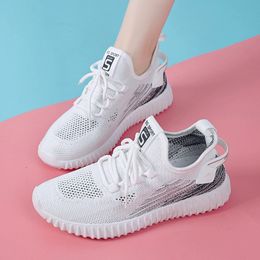 Qualité Haute Arrivée Tricot Chaussures De Course Hommes Femmes Sport Tennis Coureurs Triple Noir Gris Rose Blanc Baskets En Plein Air Eur 35-40 WY11-1766