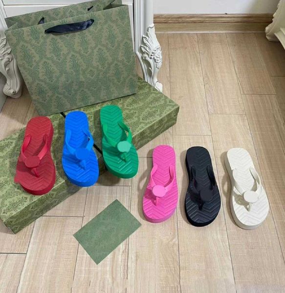 Qualité High Rubber Slipper Designer Flat Bottom tongs tongs flops Summer Sandales extérieures Soft Comfort Femmes Chaussures de plage salle de bain