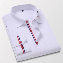 Qualité Mens à manches longues Oxford Shriped Casual Shirt Patch avant Bouton régulièrement Collier de travail épaisses Shirts 240409