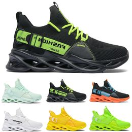 Quality Running Womens High Mens Chaussures Triple Black White Green Shoe Outdoor Men Femme Femme Designer Sneakers Sport Trainers Taille 28