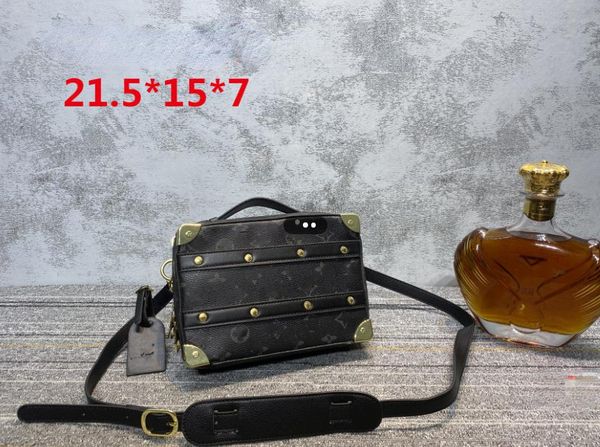 Qualité Soft Trunk Box Sac à bandoulière Designer Sac à main en cuir Luxurys Coins métalliques Rivets Femmes Hommes Marque CrossBody Monogrammes Message Sacs