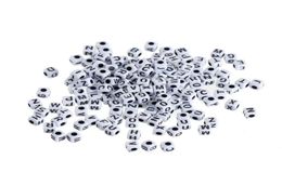 QualityDoreenBeads Perles d'espaceur acrylique carré blanc au modèle de lettre aléatoire d'alphabet d'environ 5 mm 28 x 5 mm 28 500 PCS8723580