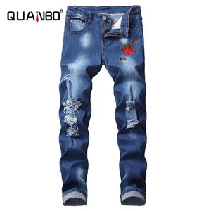 Quanbo 8 kleuren Heren gescheurd jeans mode -borduurwerk Rose Men jeans lichtblauw slanke fit splitspotloodbroek 42 201128