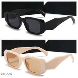 Quare Man Frame Designer Sunglasses grandes pour l'homme Femme Lunes classiques Mélanges Couleur Couleur en option Signature triangulaire avec Box8679 d'origine.