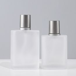 Cuarteto botella de perfume esmerilado botella de vidrio esmerilado de 30 ml botella de spray cosmético tapa anodizada suministro directo de fábrica