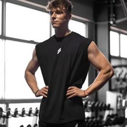 Vestes à séchage rapide Vêtements de sport pour hommes Été Hommes Ventiler est lâche Convient aux débardeurs de fitness T-shirt Manches d'entraînement Gilet 240326