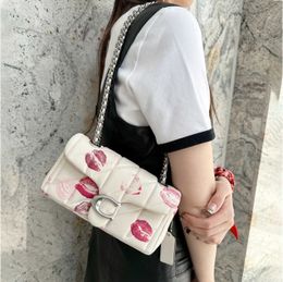 Gewatteerde lip bedrukte schoudertas ontwerper vrouwen taby kettingzakken handtas schouder crossbody koppeling portemonnee hobo portemonnees dames flip hassp taby satchels 240415