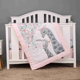 Quilts Couvertures 3pcs micro fibre brossée ensemble de literie pour lit de bébé conception de girafe rose pour les filles vente chaude comprenant une jupe de berceau de drap de couettevaiduryb