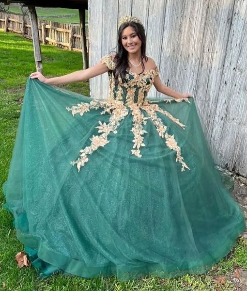 Платья Quinceanera Темно-зеленое бальное платье для выпускного вечера с открытыми плечами и тюлем без рукавов на заказ на молнии на шнуровке размера плюс новая золотая аппликация