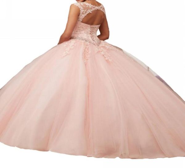 Vestidos de quinceañera Cuello rosa con diseño de red Correa trasera Red multicapa Esteras de arrastre Apliques Cuentas brillantes Correo barato68448902282790