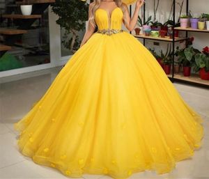 Quinceanera-jurken Princess Yellow Flowers Ball Jurk diep V-hals veter met tule plus size sweet 16 debutante feest verjaardagsvestidos de 15 anos 110