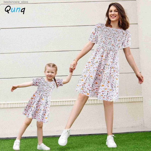 Qunq printemps été nouvelle tenue parent-enfant bonbons floraux belles manches à bulles robe douce maman et fille vêtements assortis L230522