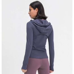 "Restez élégant et confortable avec nos sweats à capuche Slim Fit. Le tissu respirant et la longueur des hanches en font un choix idéal pour l'automne et l'hiver!"