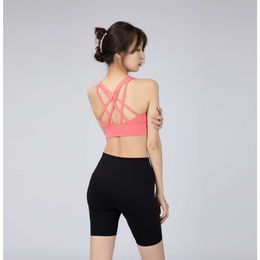 "Soutien-gorge de yoga de sport croisé élégant et offrant un bon maintien avec de fines bretelles, un design push-up et un patchwork en maille - Idéal pour le fitness, la gym, la course et la danse"