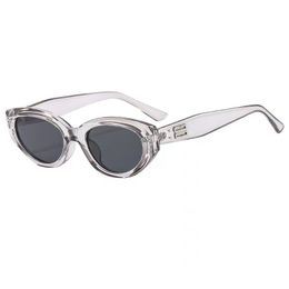"Élégants lunettes de soleil coréen GM Retro Cat-Eye pour femmes - Small Frame, Suncreen Protection, parfait pour la conduite et le coup de soleil - Design à la mode rouge net"