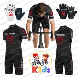 Ensembles de course Kids 2024 Tudor Pro Cycling Team Jersey Set Summer Swiss Vêtements Black Windproof Vest Road Clomb Shirts Boys Bicycle Glove