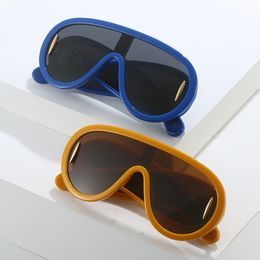 Tide de gafas de radiación Bonito marco Gafas de sol diseñador Marca de moda Gafas de sol en marco grande para mujeres Men unisex Viajes y2K Sungafass Pilot Sport